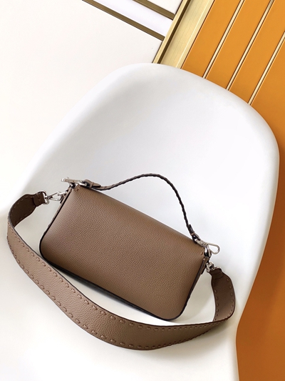 フェンディバッグ背面デザイン